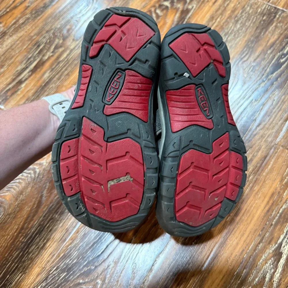 Keen Newport H2 Kids Size 2 Gray Red Waterproof Sport Sandals Shoes 34 EU